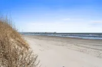 Spotted by the Sea. 0.3 mi to beach. Sleeps 9.