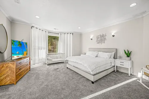 Huge home on 10 acres with Hot tub/Sauna & Privacy