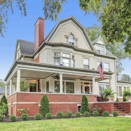 Grand Suite in B&B Historical 1896 Georgian Revival Manor in Green Bay