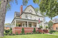 Grand Suite in B&B Historical 1896 Georgian Revival Manor in Green Bay - ブティック