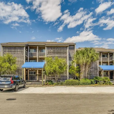 Walk to Florabama from Renovated Ground Floor 2Bd-2Ba w/ Pickleball, Boat Slips