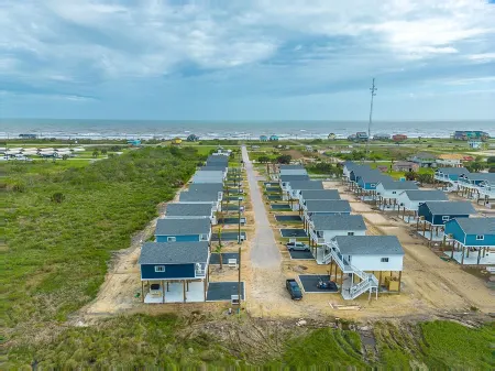 Steps to Beach & Community Pool!