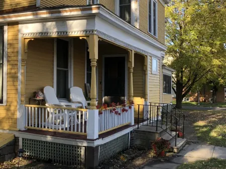 Historic Home With Modern Amenities - Great for Families with room for up to 18! Отели в г. Клир Лейк