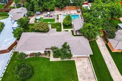 1/2 acre with pool, hot tub, playground, cabana, & yard only 15 mins to downtown Hotel in zona Pleasant Grove Stadium