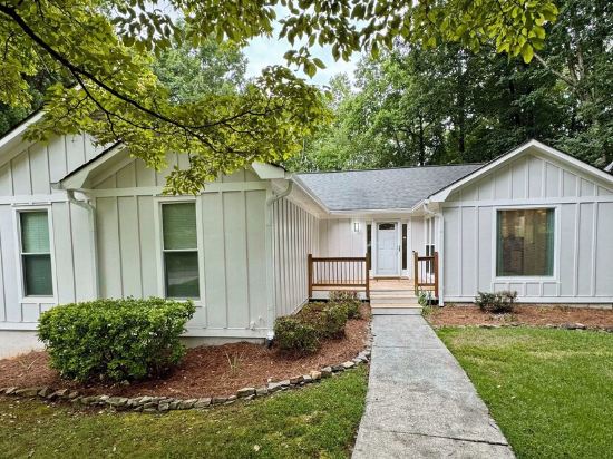 Modern  Spacious Retreat  near Braves stadium