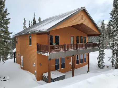 Cheerful 4-bed 4 bath Cabin with Jacuzzi