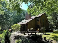 Nature's Nest - Indoor/Outdoor Forest Retreat; Fire Pit; Fireplace; onsite Brook