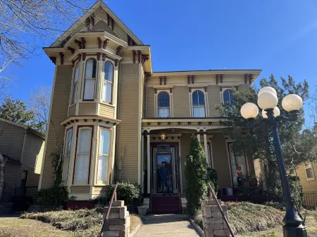 Family Friendly, Historic Mansion Row, 5 min from Louisville!
