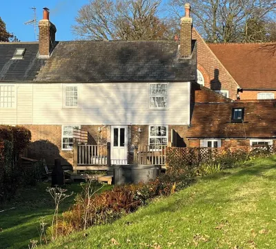 Rustic and Quirky Comfortable Cottage with Hot Tub Hotels near Bluecaps secure dog walking field