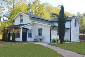 Beautiful Lakeside Cottage (Hidden Cove Farmhouse) 4bedroom 3 bath