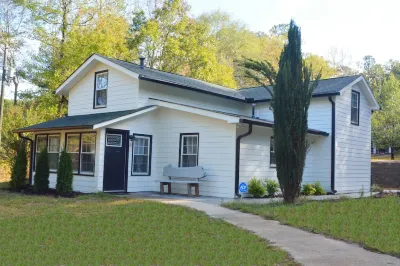 Beautiful Lakeside Cottage (Hidden Cove Farmhouse) 4bedroom 3 bath