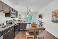 Completely Updated Condo, 15 Minute Walk to Davis Wade Stadium!!