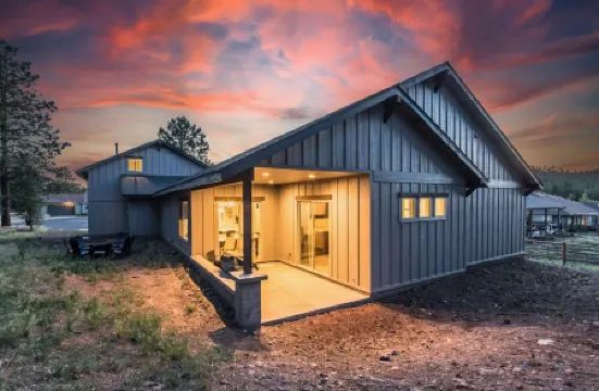 Spacious family friendly home, close to Grand Canyon, GC railroad and Rt66