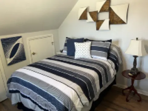 PRIVATE LAKESIDE BLISS-2 BR APARTMENT-STUNNING LAKE WYLIE VIEW FROM PRIVATE DECK