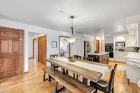 Huge 5 bedroom home close to everything!