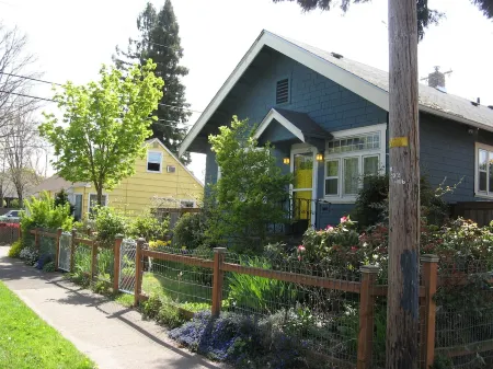 Location! Location! Location! Easy access to everything Eugene, arts to outdoors Отели рядом с достопримечательностью «Jordan Schnitzer Museum of Art»