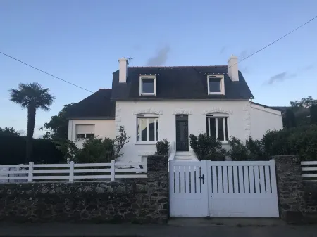 House with sea view close to: beaches, shops, GR34 and golf course