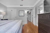 MIDCENTURY MANOR-Hot Tub & 5 Blocks to Town Center