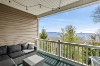 Beech Mtn - Gorgeous Mountain Views! Walk to Restaurants, Fred’s! Fireplace!