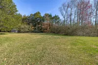 Fire Pit🔥 Walk to Town. 1st floor King Bed & Walk in Shower! Monthly Discounts!