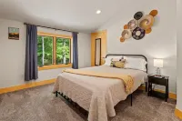 Minutes to the Blue Ridge Pkwy + Firepit &  Wood