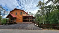 Lux Cabin-Indoor\Outdoor Living, large decks, hot tub, BBQ & Firepit, Game Room