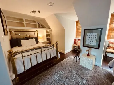 Beautiful 2 Bedroom with Loft in Heart of Old Town—sleeps 6