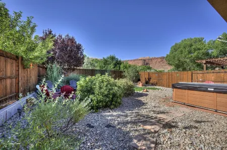 Casa de Zia- Downtown, Hot tub, Fireplace, Indoor Pool, Sleeps 9 - 6 in bedrooms