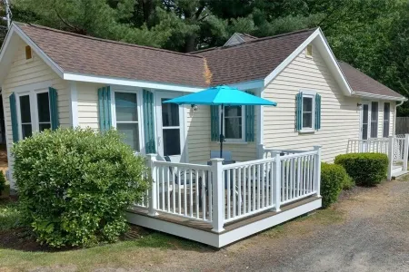 cutie Lakefront Cottage with private beach