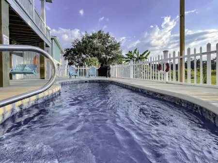 Beautiful Gulf Coast Home with Pool Отели рядом с достопримечательностью «W J Quarles Elementary School»