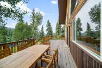 Welcome to Lemon Lodge! Relax and unwind in this private and secluded cabin.