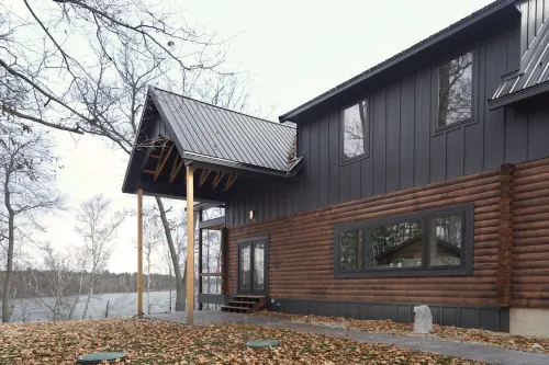 Bear Paw Cabin on the lake, with private water access, quiet getaway sleeps 10