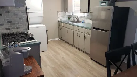 5 minutes from Tech/UMC // book a quaint 3 bedroom home w/wifi and laundry Отели рядом с достопримечательностью «Thunderzone Family Fun»