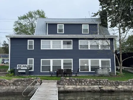 Spacious 5 Bedroom 4 Bathroom Home on Conesus Lake with 100 ft of Lakefront Отели в г. Ливингстон