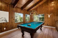 New! Rustic & cozy cabin w/pool table, deck, garage, dog friendly!