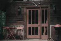 The Lodge @ SkyCamp: Cozy cabin with hot tub 15min from Stevens Pass