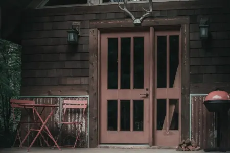 The Lodge @ SkyCamp: Cozy cabin with hot tub 15min from Stevens Pass