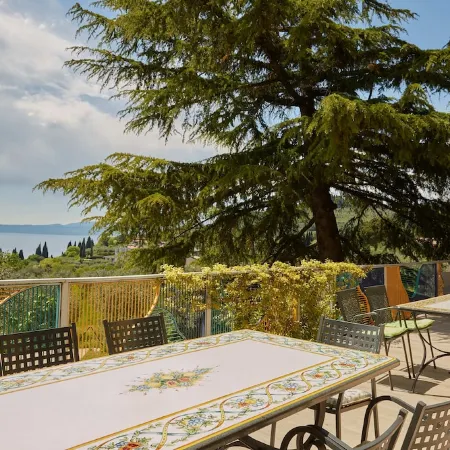 Apartment in a two-family villa with panoramic views of Lake Garda