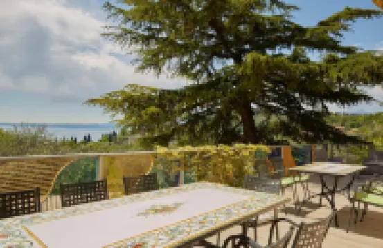 Apartment in a two-family villa with panoramic views of Lake Garda