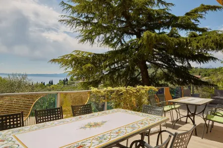 Apartment in a two-family villa with panoramic views of Lake Garda