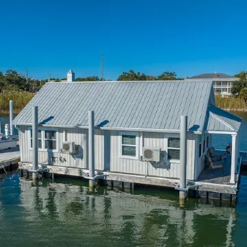 Baydream - Peaceful! Inviting! Clean! Floating Quiet Getaway! Dock Your Boat!!