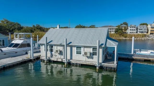 Peaceful! Inviting! Clean! Perfect! Heavenly floating getaway! Dock your boat!!
