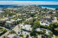 Single Level Home- 1 Minute Walk to the Beach- 5 minute walk to Restaurant/Shops Hotels in Holmes Beach