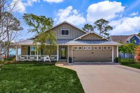 New Lakefront Home-Private Dock on Open Water in Convenient Location, Cul de sac