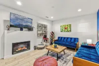 Beaver Street Stone Lodge w/AC, Fully Fenced Yard, W/D, 3 Smart TVs, Speedy WiFi