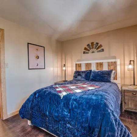 Silverthorne Condo with Mtn views, Pool & Hot tub