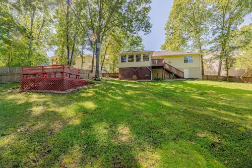 The Back 40 Getaway! Backs to Trail! Minutes from Blowing Springs & Gear Garden!