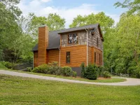 LIGHT FILLED CABIN WITH COTTAGE CHARM! MINI-FARM!