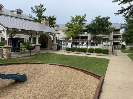 Wonderful Golf Course View Condo;  2Bedroom/2Bath; Great Quiet Location Отели в г. Скотт Тауншип