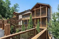 New Modern Mountain Condo with Vista Mountain Views, Large Deck, Washer & Dryer!